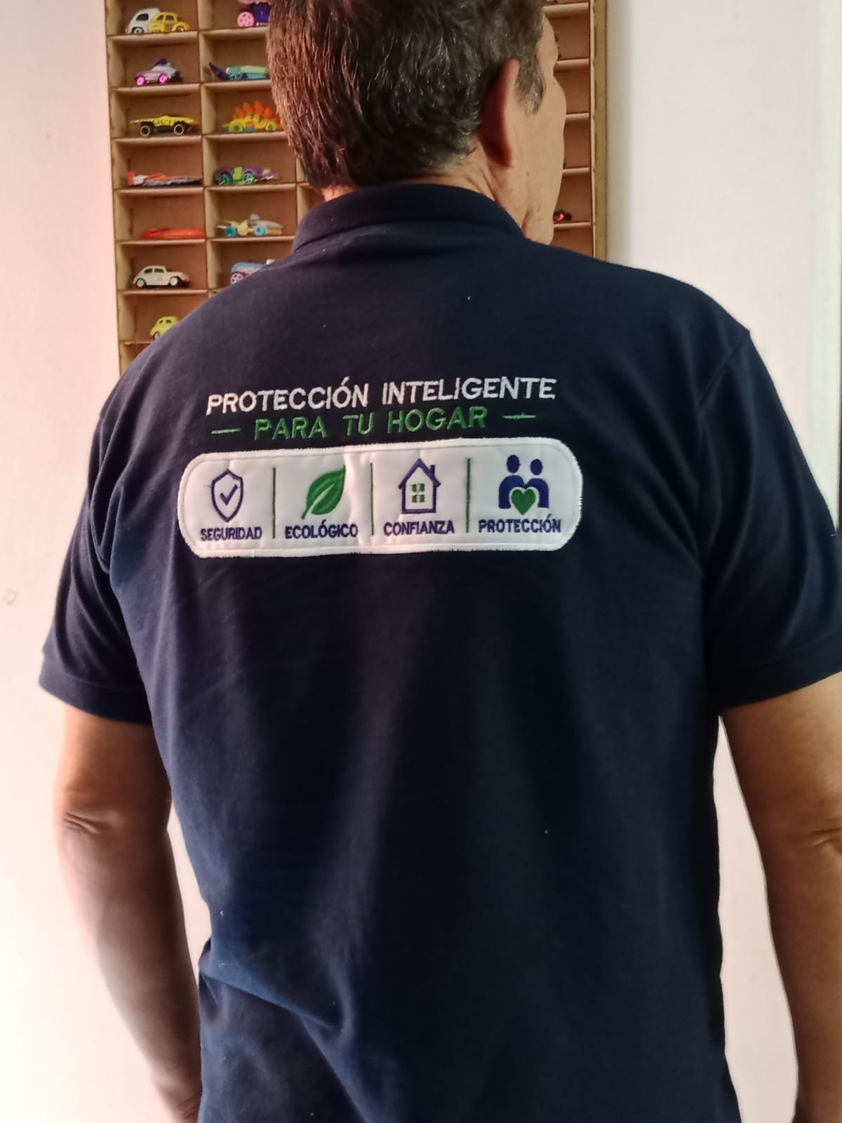 Uniforme oficial PlaguiBio: Protección inteligente para tu hogar